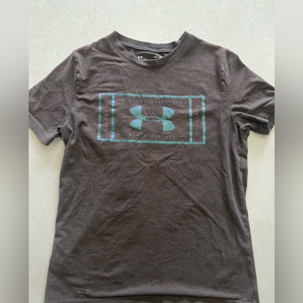 Boys under armour tee shirt.